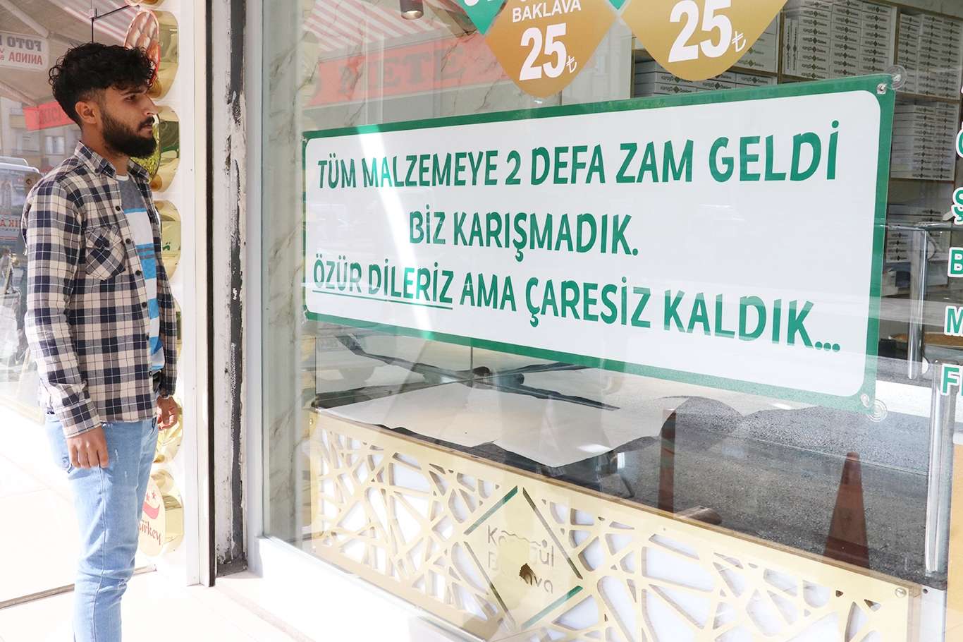 Zamlarla baş edemeyen esnaftan dikkat çeken “zam” pankartı